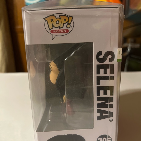 Selena Funko Pop! #205 Selena Burgundy Diamond Glitter w/ extra protective case - Picture 3 of 10